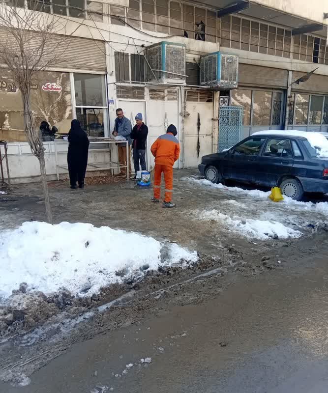 اجرای عملیات نمک‌پاشی معابر روستای زردبند